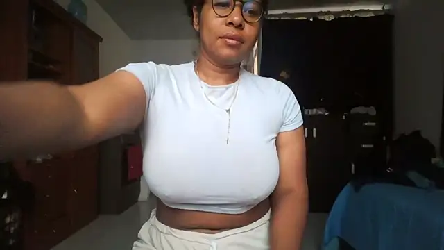 Snapshot of Ivon-09 chatting on October 19, 2025, 11:13 am Ivon-09 online show from October 19, 2025, 11:13 am