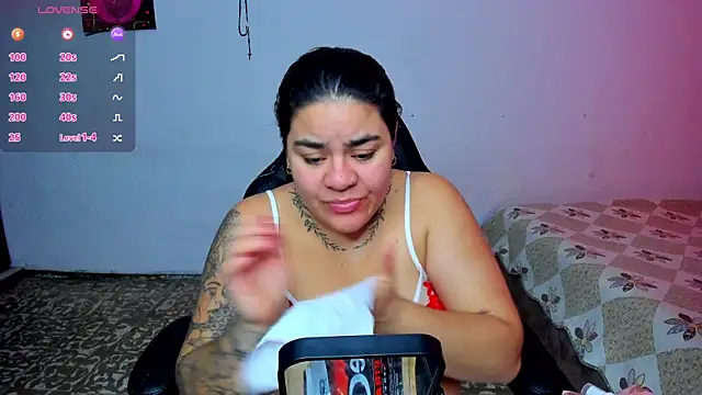 Snapshot of Sharon_hils chatting on June 16, 2026, 1:44 pm Sharon hils online show from June 16, 2026, 1:44 pm