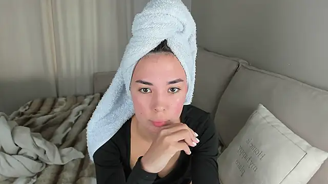 nilliluv online show from April 15, 2026, 5:35 am