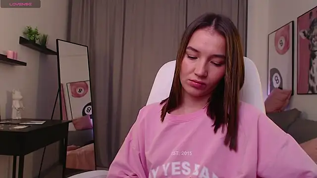 Bellla Haddid online show from November 30, 2025, 1:39 am