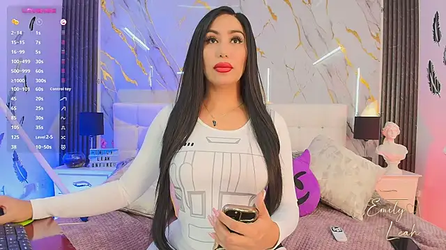 Snapshot of EmilyLeah_ chatting on May 5, 2026, 3:04 pm EmilyLeah online show from May 5, 2026, 3:04 pm