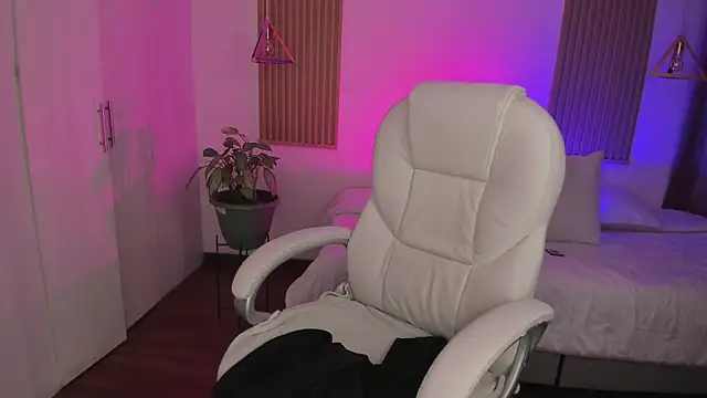 Kendall Bunnyy online show from November 27, 2025, 8:42 pm