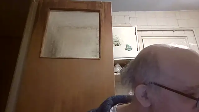 mariusica1xh online show from April 15, 2026, 6:34 pm