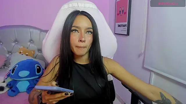 sophie ws online show from November 18, 2025, 9:51 pm