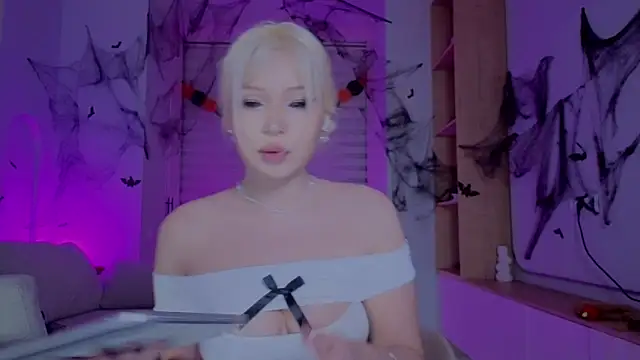 Snapshot of RileyMee chatting on October 26, 2025, 12:27 pm RileyMee online show from October 26, 2025, 12:27 pm