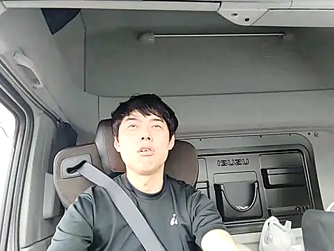 whitebriefboy online show from April 4, 2026, 11:33 pm