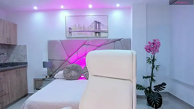 naomii campbell  online show from October 14, 2025, 6:19 pm