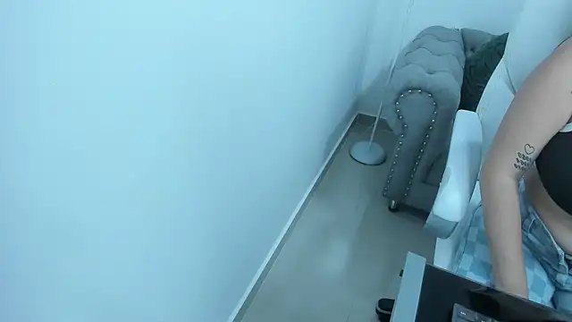 naomii campbell  online show from October 18, 2025, 8:22 pm