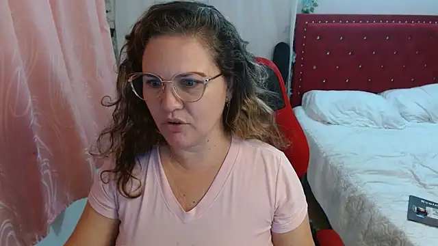 Snapshot of helenca43 chatting on November 3, 2025, 10:19 am helenca43 online show from November 3, 2025, 10:19 am