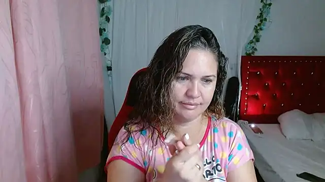 Snapshot of helenca43 chatting on November 4, 2025, 9:13 am helenca43 online show from November 4, 2025, 9:13 am