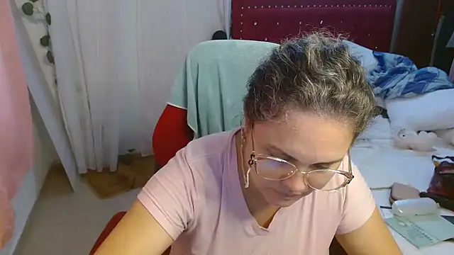 Snapshot of helenca43 chatting on November 6, 2025, 11:58 am helenca43 online show from November 6, 2025, 11:58 am