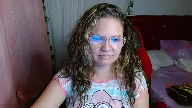 Snapshot of helenca43 chatting on November 20, 2025, 8:15 am helenca43 online show from November 20, 2025, 8:15 am