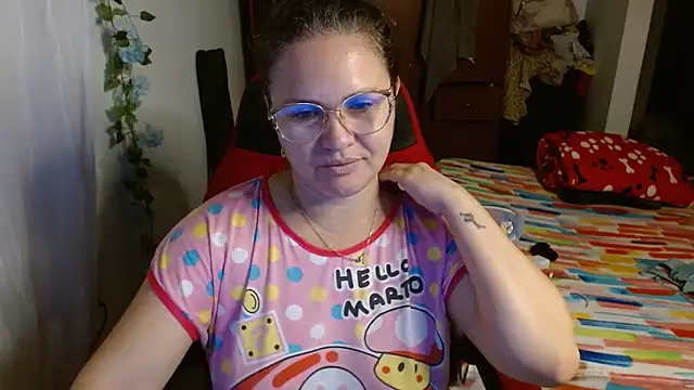 Snapshot of helenca43 chatting on October 9, 2025, 9:32 am helenca43 online show from October 9, 2025, 9:32 am