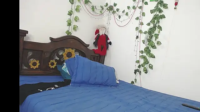 Snapshot of DominaLeona chatting on December 3, 2025, 8:19 pm DominaLeona online show from December 3, 2025, 8:19 pm