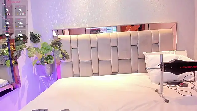 RoseTaylor   online show from November 12, 2025, 4:49 am