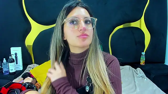 GiaRoussel online show from November 29, 2025, 5:02 pm