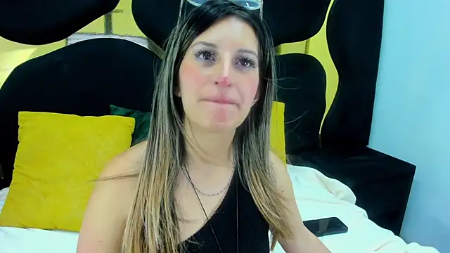 GiaRoussel online show from December 1, 2025, 9:26 pm