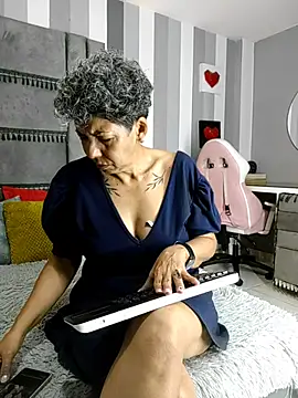 Snapshot of Julianewell chatting on December 1, 2025, 12:39 pm Julianewell online show from December 1, 2025, 12:39 pm