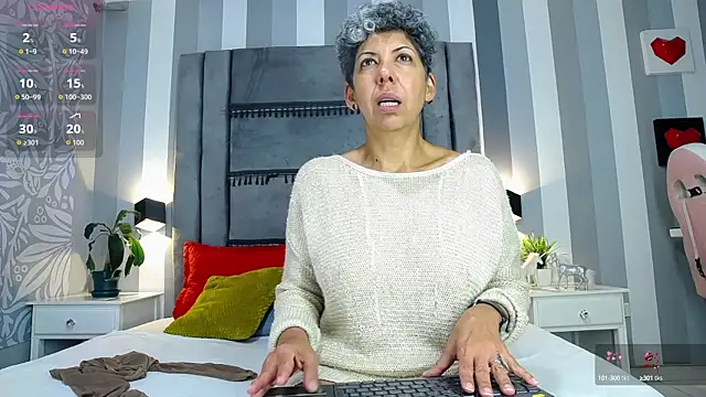 Snapshot of Julianewell chatting on October 16, 2025, 12:35 pm Julianewell online show from October 16, 2025, 12:35 pm