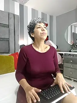 Snapshot of Julianewell chatting on November 10, 2025, 12:21 pm Julianewell online show from November 10, 2025, 12:21 pm