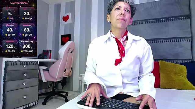 Julianewell online show from June 30, 2026, 12:05 pm