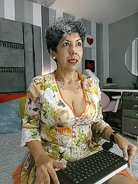 Snapshot of Julianewell chatting on November 8, 2025, 12:42 pm Julianewell online show from November 8, 2025, 12:42 pm