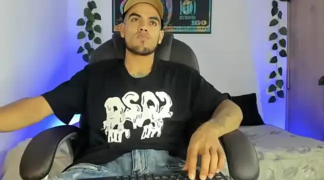 Snapshot of mikee_scooth chatting on February 24, 2025, 2:40 am mikee scooth online show from February 24, 2025, 2:40 am