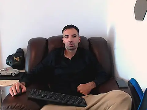 Snapshot of Leo_1617 chatting on October 10, 2025, 10:27 am Leo 1617 online show from October 10, 2025, 10:27 am