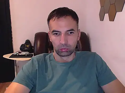 Snapshot of Leo_1617 chatting on October 13, 2025, 2:18 pm Leo 1617 online show from October 13, 2025, 2:18 pm