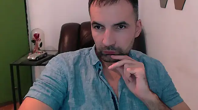 Snapshot of Leo_1617 chatting on December 3, 2024, 11:51 pm Leo 1617 online show from December 3, 2024, 11:51 pm