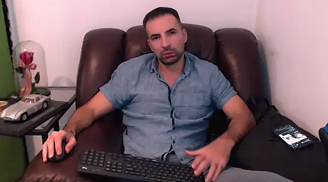 Snapshot of Leo_1617 chatting on December 2, 2024, 9:01 pm Leo 1617 online show from December 2, 2024, 9:01 pm