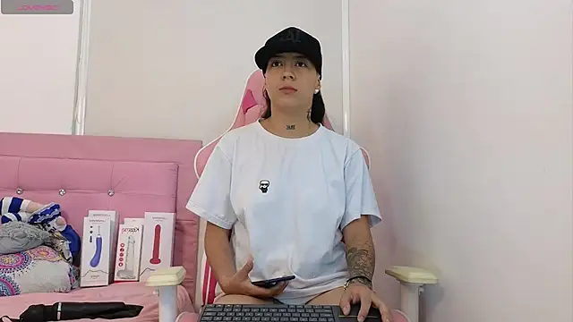 Karoll horny  online show from February 24, 2025, 7:19 pm