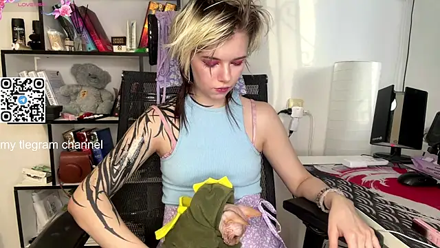 Snapshot of EngelAlman chatting on February 4, 2026, 6:19 am EngelAlman online show from February 4, 2026, 6:19 am