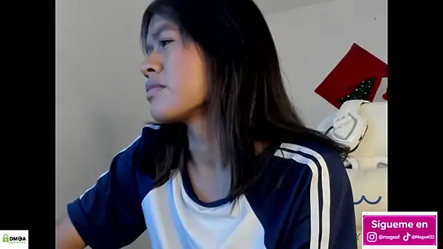 meganthompsonn22 online show from December 1, 2025, 6:42 pm