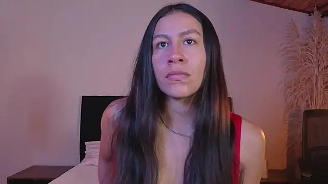 Snapshot of EmiGomez_ chatting on April 19, 2026, 11:51 pm EmiGomez online show from April 19, 2026, 11:51 pm