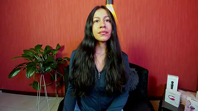 Snapshot of EmiGomez_ chatting on May 8, 2026, 2:21 pm EmiGomez online show from May 8, 2026, 2:21 pm
