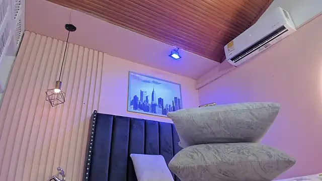 viiolett lee online show from April 16, 2026, 8:09 pm