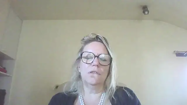 Silkesquirt online show from September 22, 2025, 7:58 am