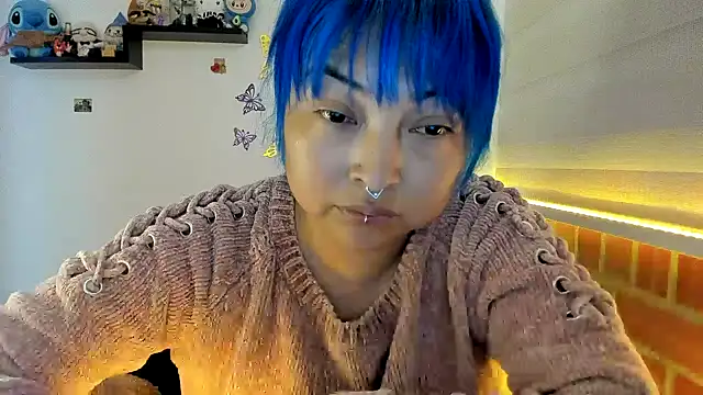 Shaddycute  online show from November 12, 2025, 4:33 pm