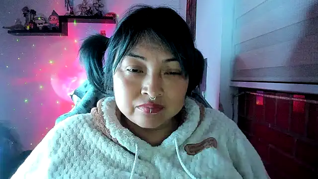 Shaddycute  online show from May 19, 2026, 1:56 am