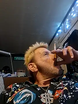 gettinit2wice online show from December 15, 2025, 4:51 am