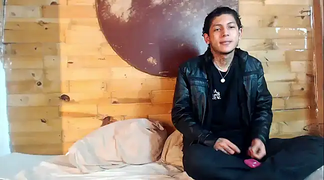 Snapshot of Sebas_And_Mila chatting on January 23, 2025, 2:33 am Sebas And Mila online show from January 23, 2025, 2:33 am