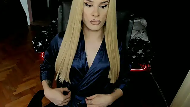 Snapshot of EvelynLexy chatting on October 15, 2025, 8:33 am EvelynLexy online show from October 15, 2025, 8:33 am