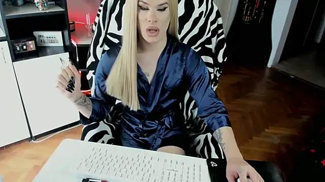 Snapshot of EvelynLexy chatting on November 15, 2025, 9:35 am EvelynLexy online show from November 15, 2025, 9:35 am