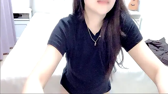 aisha123123 online show from October 16, 2025, 3:42 pm