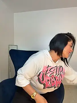 karenlennox1 online show from March 13, 2026, 10:04 pm