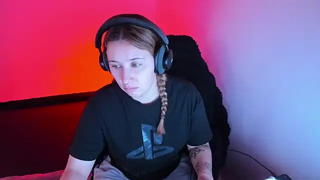 bonnie moon  online show from April 14, 2026, 5:40 pm