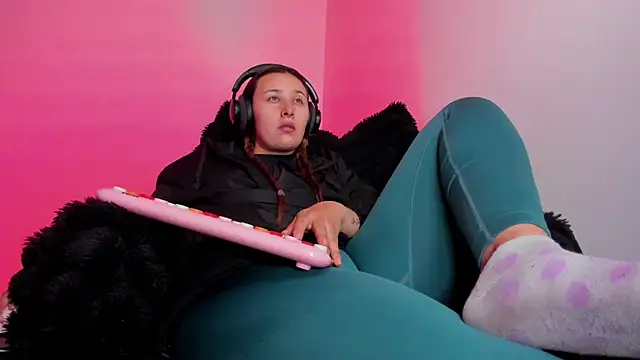 Snapshot of bonnie_moon_ chatting on January 17, 2026, 10:57 pm bonnie moon online show from January 17, 2026, 10:57 pm