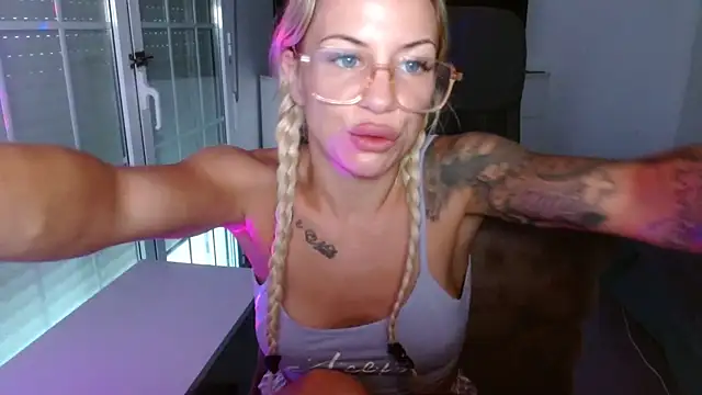 JuicyJanexo online show from July 7, 2026, 5:10 am