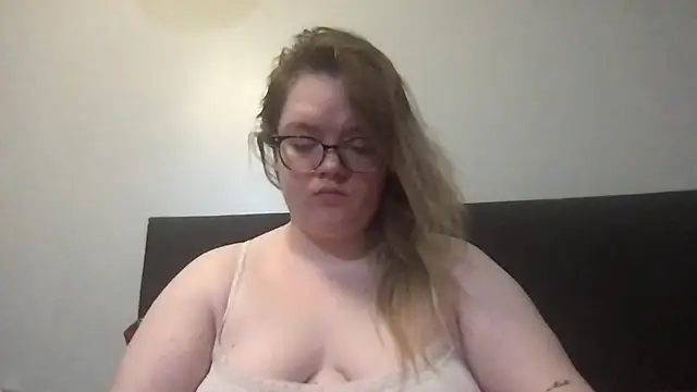 Snapshot of honeyyy24 chatting on November 15, 2025, 2:10 pm honeyyy24 online show from November 15, 2025, 2:10 pm